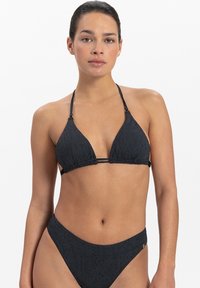 Černý trojúhelníkový bikinový top s tenkými nastavitelnými ramínky a jemně texturovanou tkaninou; odpovídající vysoké kalhotky s hladkým povrchem.