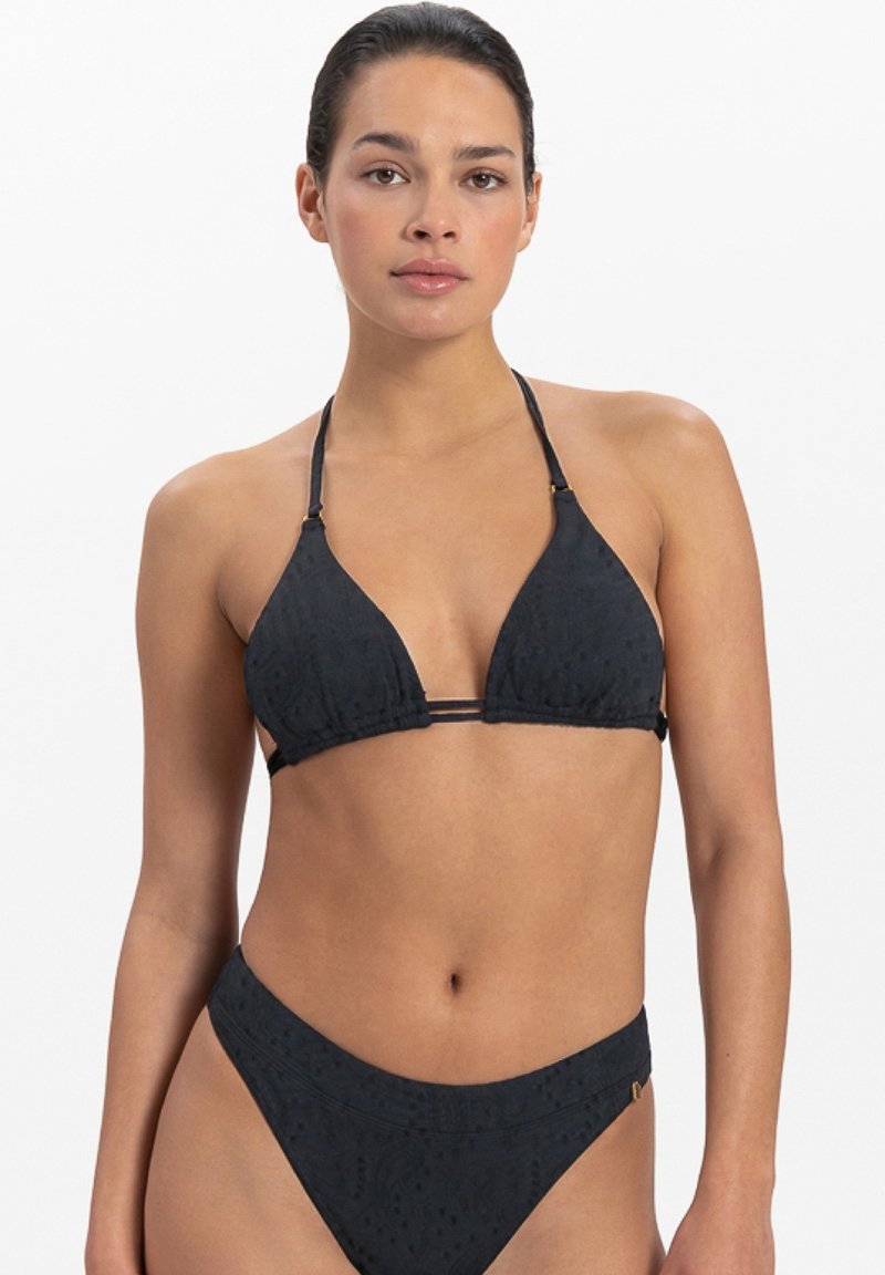 Černý trojúhelníkový bikinový top s tenkými nastavitelnými ramínky a jemně texturovanou tkaninou; odpovídající vysoké kalhotky s hladkým povrchem.
