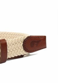 Geflochtener beiger Stoffriemen mit braunen Lederelementen, featuring ein geprägtes Logo. Das Design ist strukturiert und flexibel.