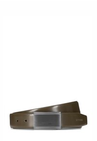 Donkergroene leren riem met een rechthoekige zilverkleurige metalen gesp met textuur, waarin het "WITTCHEN" logo is gegraveerd.