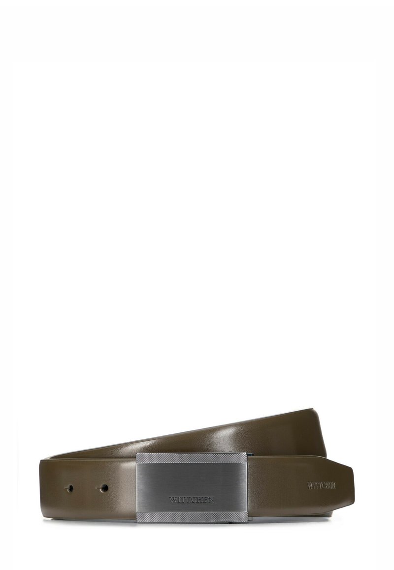 Donkergroene leren riem met een rechthoekige zilverkleurige metalen gesp met textuur, waarin het "WITTCHEN" logo is gegraveerd.