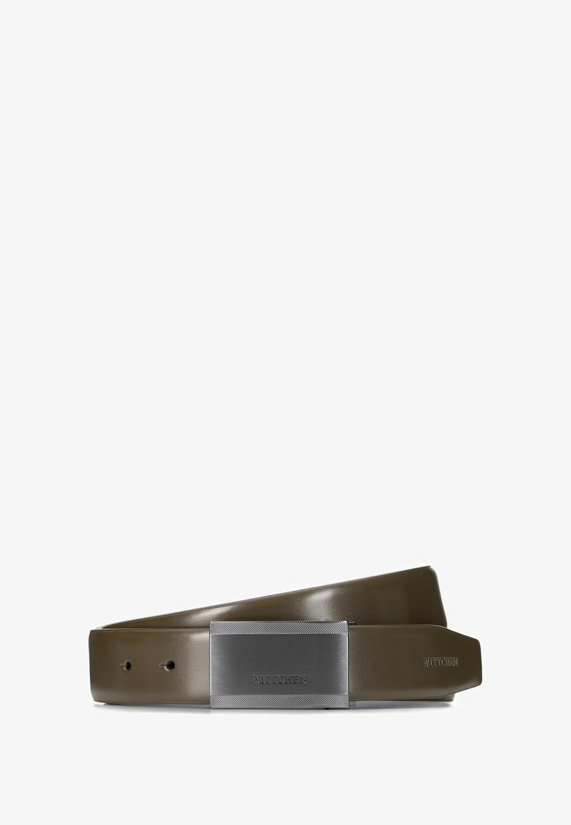 Cintura in pelle verde oliva scuro con una fibbia rettangolare in metallo argento dai bordi texturizzati, impresso con il logo "WITTCHEN".