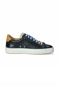 Sneaker in pelle nera con superficie texturizzata, accentuazione del tallone beige, lacci blu e grigi e suola in gomma bianca con battistrada marrone chiaro.