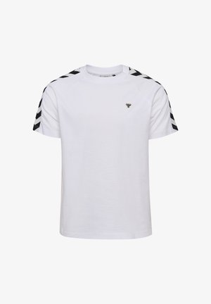 Wit katoenen T-shirt met zwarte chevron-patroon accenten op de schouders en een klein zwart logo op de borst. Korte mouwen en een ronde hals.