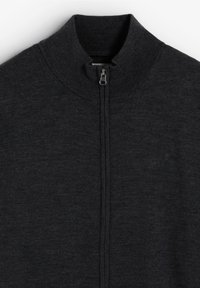 Dunkelgrauer Reißverschluss-Pullover mit hohem Kragen, aus strukturiertem Strickmaterial gefertigt, mit einem silbernen Reißverschluss und einem dezenten Logo-Detail.