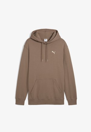 Brun bomulds hættebluse med en kengurulomme, ribbede ærmer, snore og et lille hvidt logo på venstre bryst. Glat tekstur.