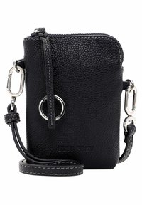 Kompakte schwarze Tasche aus strukturiertem Leder für den Kreuzkörper mit silbernen Beschlägen, Reißverschluss, verstellbarem Gurt und dem eingeprägten Markennamen auf der Vorderseite.