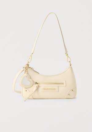 Cremefarbene Valentino-Schultertasche mit Goldbeschlägen, vorderer Reißverschlusstasche, herzförmigem Spiegelanhänger und abnehmbarem Riemen.