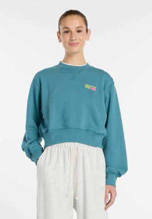 New Balance, ATHLETICS PREMIUM LOGO RELAXED CROP CREW - Sweatshirt - big teal