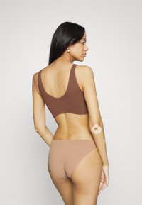 adidas Sportswear SCOOPED BRALETTE REMOVABLE COOKIES - Corpete - toasted mocha