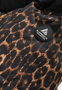 Pletená bunda s čiernym a hnedým leopardím vzorom, so zaoblenou čiernou nášivkou s nápisom "ELEMENTS COLLECTION."