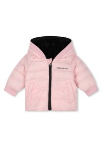Rosa puffjakke med svart hettefor, med glidelås foran, ribbestrikkede mansjetter, diagonalt quiltet mønster og merkevarelogo på brystet.
