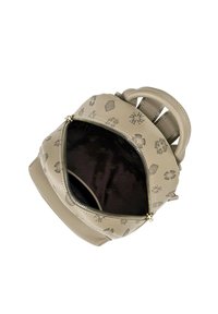 Zaino in pelle beige con motivi impresso, chiusura superiore con zip e manici piccoli. Interno foderato in tessuto scuro con tasca a zip.