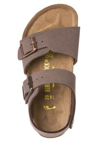 Sandale en cuir brun avec deux sangles réglables et boucles en métal. Semelle intérieure en liège profilée avec impression jaune et semelle texturée.