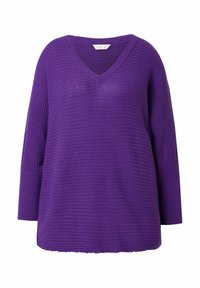 Suéter de punto morado con escote en V, mangas largas, tejido texturizado y un corte holgado y relajado. El dobladillo es recto con ligeras aberturas laterales.