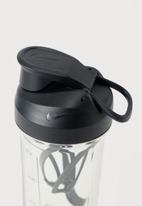 Μαύρο παγούρι Nike με διαφανές σώμα, που διαθέτει μετρήσεις, μαύρο καπάκι τύπου flip-top και αποσπώμενη λαβή.