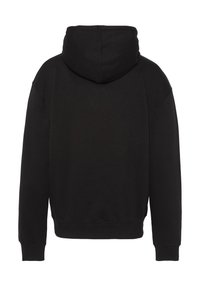 Czarna bluza z kapturem o luźnym kroju, z prążkowanymi mankietami i miękką fakturą, wyposażona w kieszeń kangurka oraz ozdobne przeszycia na szwach.