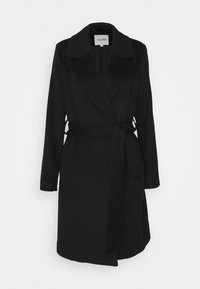 Černý dlouhý kabát s klopovým límcem, otevřeným předním dílem a páskem v pase. Měkká tkanina s hladkým povrchem. Jednoduchý design bez vzorů.
