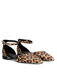 Bailarinas de leopardo con punta afilada, tira al tobillo y hardware en tono dorado. Fabricadas con material texturizado y con un tacón bajo.