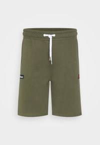 Pantaloni corti verde oliva in morbido misto cotone. Presentano un elastico in vita con cordoncino bianco e un piccolo patch logo nero sulla gamba.