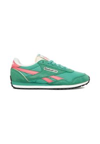 Sneaker in camoscio verde e mesh con accenti rosa, suola bianca e marchio Reebok sul lato. Design atletico classico.