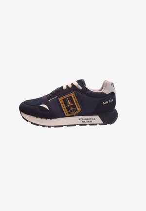Scarpa da ginnastica blu navy con suola e lacci bianchi, toppa ricamata sul lato, "MB 339" sul tallone e testo "Aeronautica Militare" sulla suola.