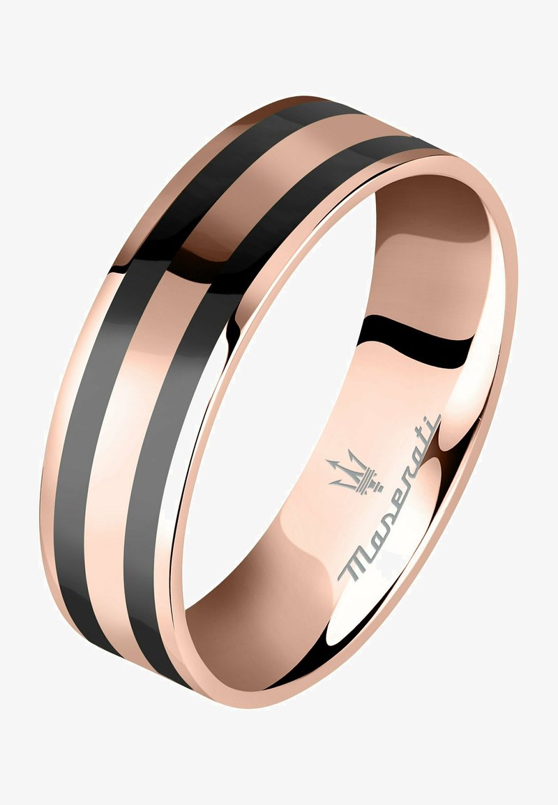 Rosaguld ring med to sorte striber, der løber parallelt. Glat, poleret tekstur med Maserati-logoet præget på indersiden.