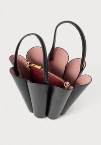 Čierna kožená kabelka cez rameno s ružovým vnútrom, s oblým, okvetinovým vrchn�ým otvorom a odnímateľným uzatvárateľným vreckom so zlatou kovovou výbavou.