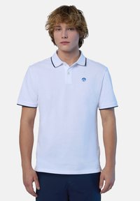Polo shirt bianco in cotone con accenti blu navy su colletto e maniche. Presenta un piccolo logo ricamato sul petto.
