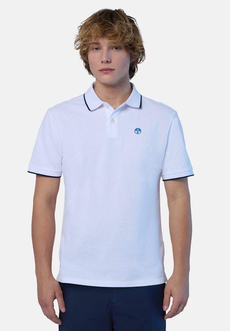 Polo shirt bianco in cotone con accenti blu navy su colletto e maniche. Presenta un piccolo logo ricamato sul petto.