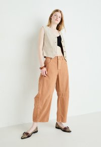 Free People GOOD LUCK MID RISE BARREL - Traperice opuštenog kroja - ginger root