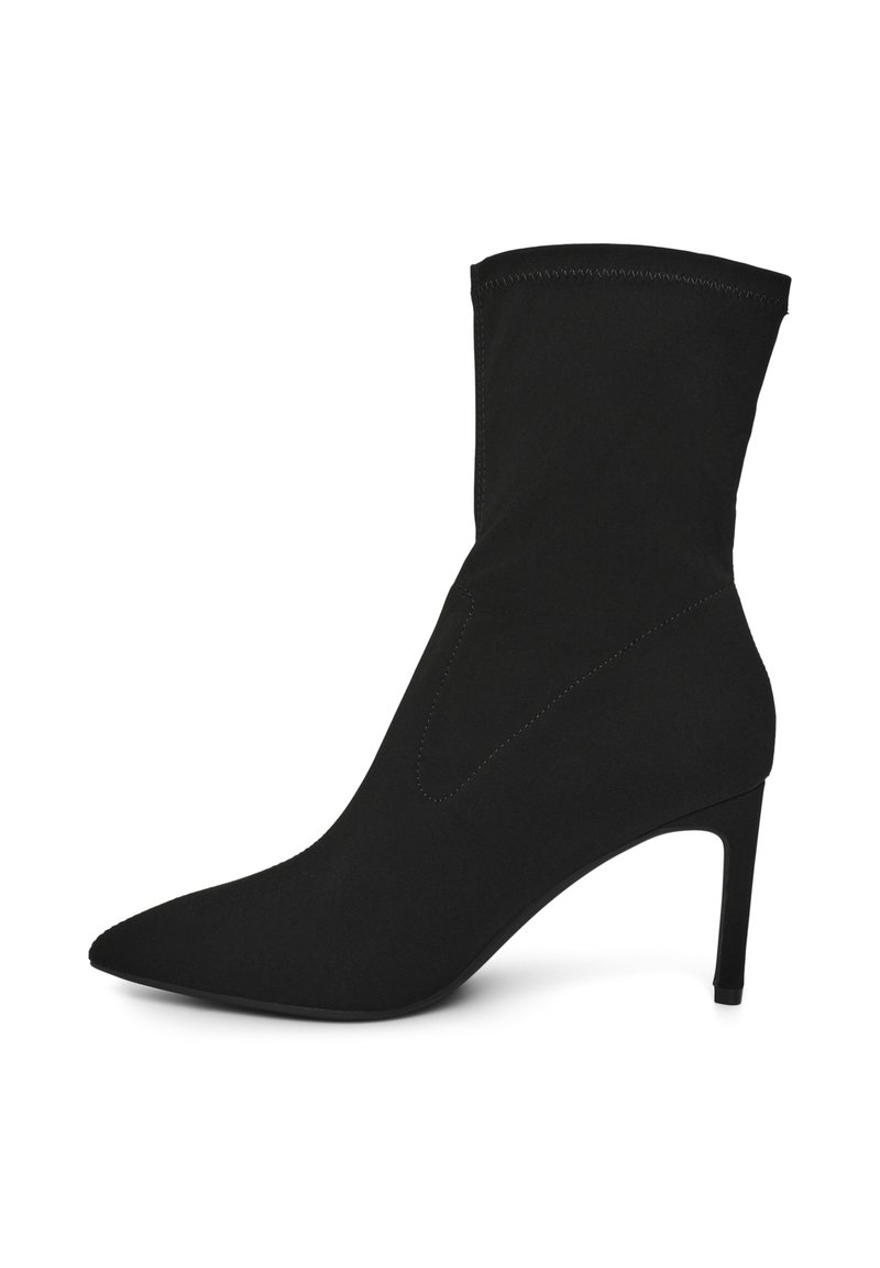 Czarne botki za kostkę z miękkiego materiału, z wąskim noskiem, gładką sylwetką i smukłym wysokim obcasem. Szwy wzdłuż krawędzi.