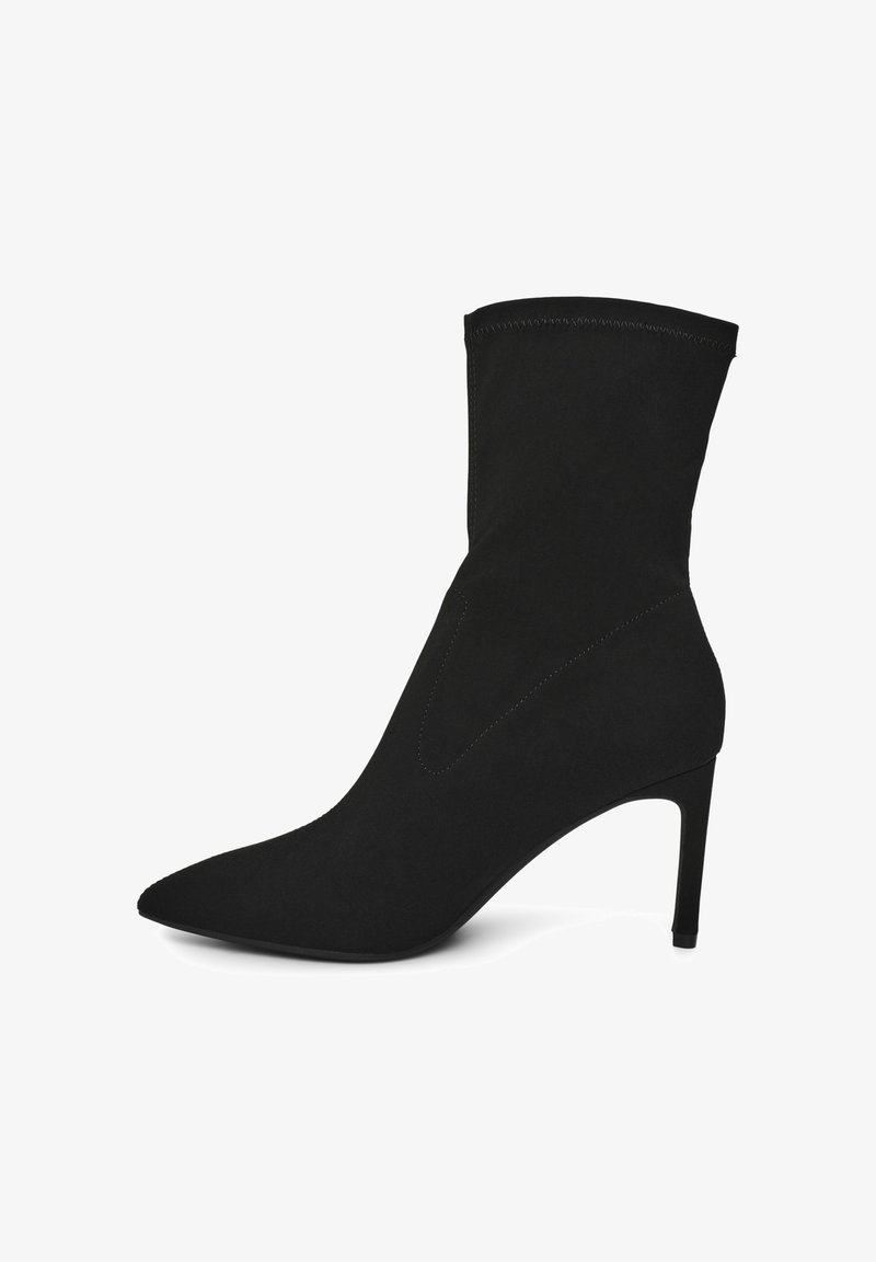 Czarne botki za kostkę z miękkiego materiału, z wąskim noskiem, gładką sylwetką i smukłym wysokim obcasem. Szwy wzdłuż krawędzi.
