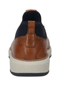 Baskets en cuir marron avec une tige en mesh navy, présentant une languette arrière, des accents texturés et une semelle blanche avec des détails noirs.