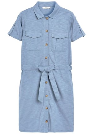Jasnoniebieska sukienka koszulowa z krótkim rękawem, drewnianymi guzikami, dwoma kieszeniami na piersi z klapkami oraz materiałowym paskiem w talii.
