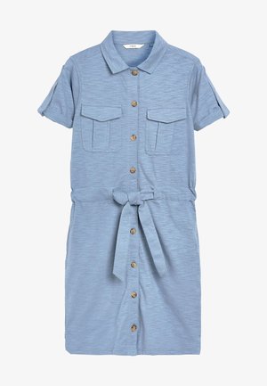 Robe-chemise bleu clair à manches courtes avec des boutons en bois, deux poches poitrine avec rabats et une ceinture à nouer en tissu à la taille.