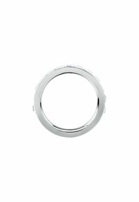 Anello in argento con una superficie liscia e lucidata e un bordo sfaccettato. Il design presenta accenti di pietre rettangolari trasparenti intorno al bordo.