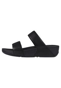 Zwarte leren slippers met twee brede banden en een gestructureerde rubberen zool, met een lichte wig voor ondersteuning en stabiliteit.