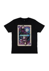 Černé bavlněné tričko s barevným grafickým designem zobrazujícím dva lukostřelce na texturovaném pozadí. Text zní "Hawkeye" v modré barvě.