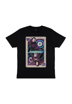 Zwarte katoenen t-shirt met een kleurrijk grafisch ontwerp van twee boogschutters tegen een textuur achtergrond. De tekst zegt "Hawkeye" in het blauw.