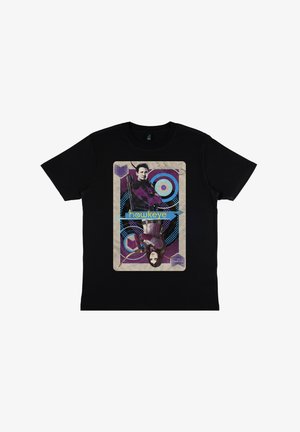 Zwarte katoenen t-shirt met een kleurrijk grafisch ontwerp van twee boogschutters tegen een textuur achtergrond. De tekst zegt "Hawkeye" in het blauw.