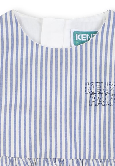 Robe rayée en coton bleu et blanc avec un col rond, des rayures verticales et un détail froncé à l'ourlet. Comprend une étiquette imprimée.