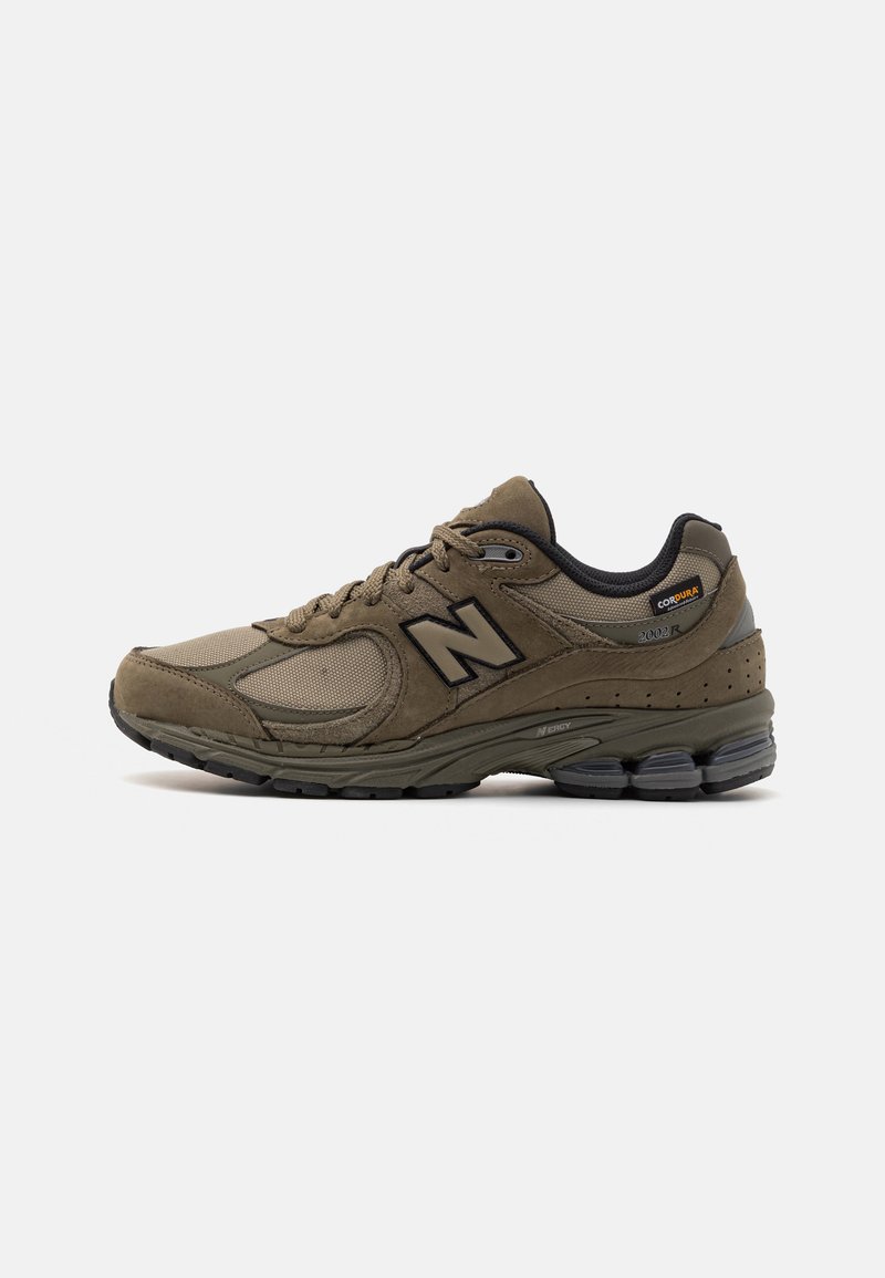 Brune semskede og mesh sneakers med sorte accenter, polstret såle og rund tå. Har logo på siden og teksturerte detaljer.