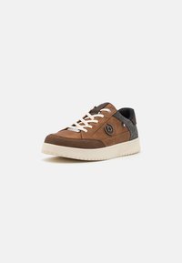 Brune semsket sneakers med beige detaljer, en struktureret grå stofhæle og en cremefarvet gummisåle med perforeringer i tåområdet.