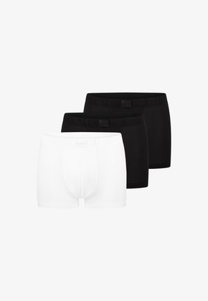 Tre herre boxershorts i hvid og sort, arrangeret i en række med det hvide par foran og to sorte par bagved.