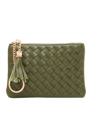 Clutch in pelle intrecciata verde con superficie testurizzata, hardware dorato e un accento a nappina attaccato a un anello chiave rotondo.