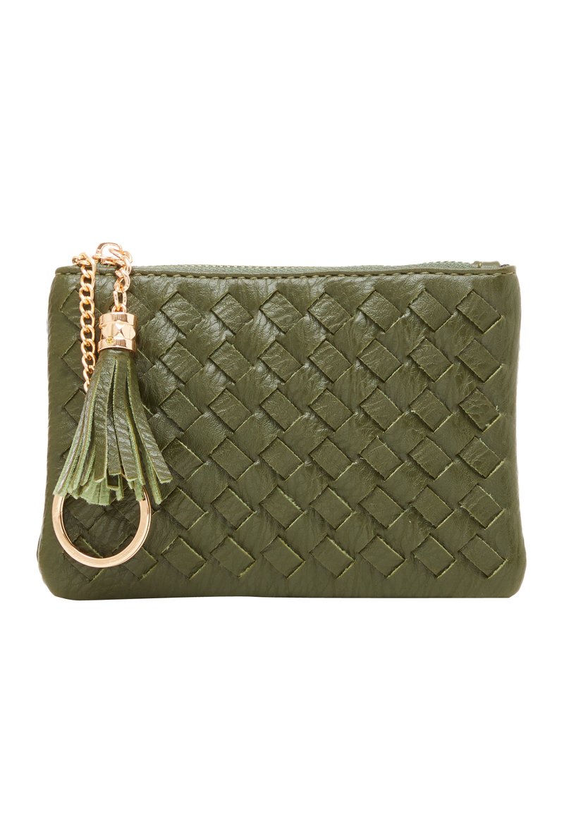 Clutch in pelle intrecciata verde con superficie testurizzata, hardware dorato e un accento a nappina attaccato a un anello chiave rotondo.