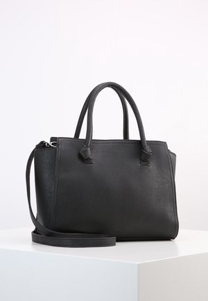 Czarna skórzana torebka z dwoma górnymi uchwytami i odpinanym paskiem na ramię. Strukturalny kształt o gładkiej fakturze i minimalistycznych elementach metalowych.