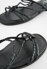 Next FOREVER COMFORTÂ® LEATHER FLAT TUBULAR PLAITED SANDALS - Sandalen - black