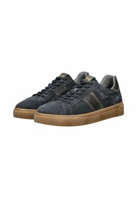 Sneaker in suede blu scuro con accenti grigi, punta rotonda, suola in gomma e chiusura con lacci classica. Presenta strisce tonali sul lato.